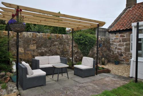 Dārzs, Carpenters Cottage- coastal stay with garden in Pittenweem