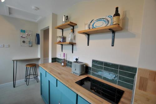 virtuve, Carpenters Cottage- coastal stay with garden in Pittenweem