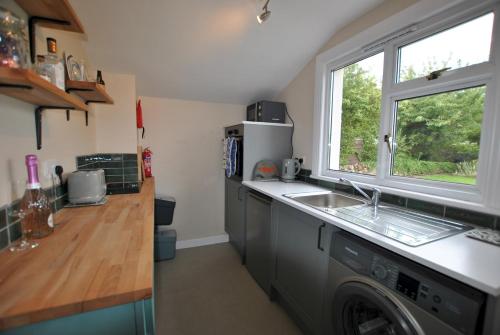 virtuve, Carpenters Cottage- coastal stay with garden in Pittenweem