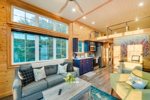 Tree-Lined Cabin with Deck about 11 Mi to Lake Whitney! in Whitney, USA