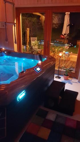 Pezsgőfürdő, Chalupa na Šumavě, od soboty do soboty (Chalupa na Sumave, od soboty do soboty) in Nová Ves