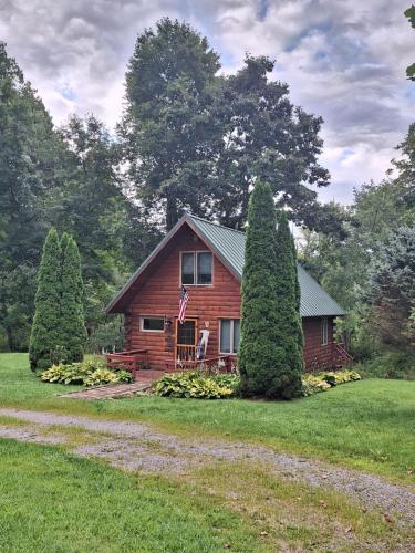 Viesnīcas āriene, Neshannock Creekside Log Cabin in Springfield Township (PA)