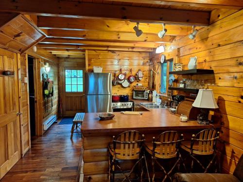Neshannock Creekside Log Cabin in Volant, USA