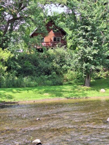 Neshannock Creekside Log Cabin in Volant, USA