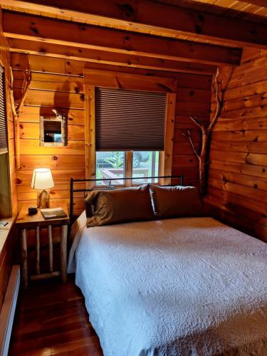 Neshannock Creekside Log Cabin in Springfield Township (PA)