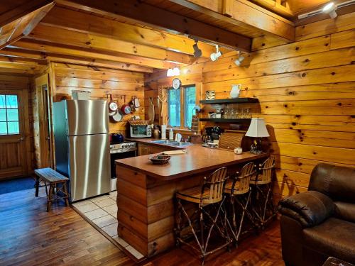virtuve, Neshannock Creekside Log Cabin in Springfield Township (PA)