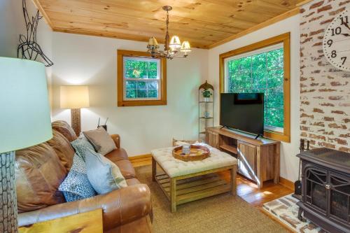 Lakemont Vacation Rental with Screened-In Porch! in Lakemont, USA