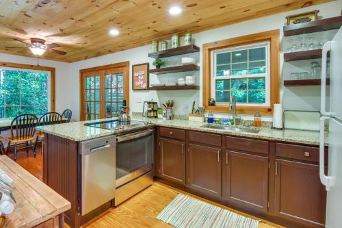 Lakemont Vacation Rental with Screened-In Porch! in Lakemont, USA