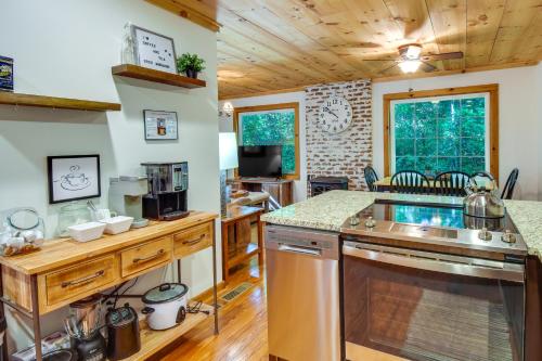 Lakemont Vacation Rental with Screened-In Porch! in Lakemont, USA
