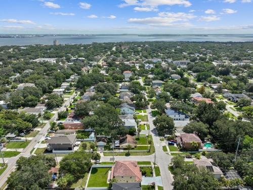 Tampa "Good Times" Private Large House With GameRoom - Sleeps 12, 4bdr, 3bth, Great Location, Quiet Community, Backyard Tampa "Good Times" Private Large House With GameRoom - Sleeps 12, 4bdr, 3bth, Great Location, Quiet Community, Backyard