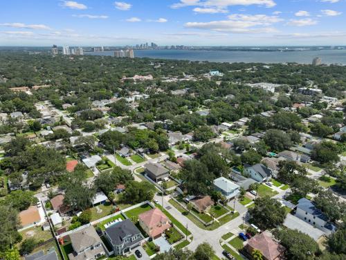Tampa "Good Times" Private Large House With GameRoom - Sleeps 12, 4bdr, 3bth, Great Location, Quiet Community, Backyard Tampa "Good Times" Private Large House With GameRoom - Sleeps 12, 4bdr, 3bth, Great Location, Quiet Community, Backyard