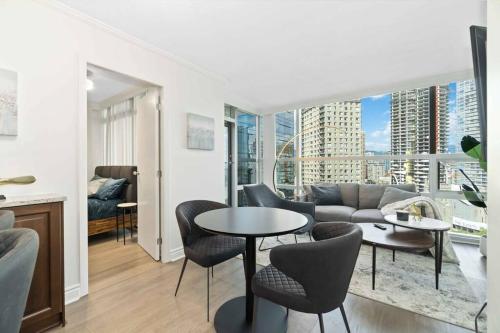 2BR Condo with breathtaking view in Downtown! Free parking - 6 sleep in Vancouver, Canada