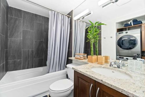 2BR Condo with breathtaking view in Downtown! Free parking - 6 sleep in Vancouver, Canada