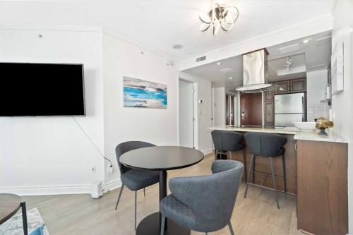 2BR Condo with breathtaking view in Downtown! Free parking - 6 sleep in Vancouver, Canada