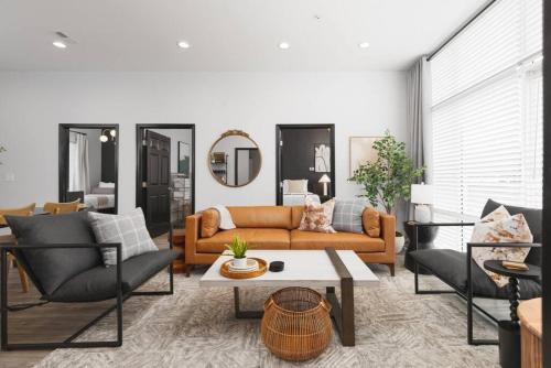 Modern Comfort 8 Beds, 4 Bedroom Walk to Restaurants, Bars, Coffee