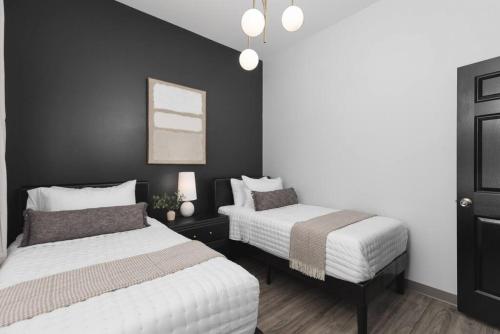 Modern Comfort 8 Beds, 4 Bedroom Walk to Restaurants, Bars, Coffee in Nashville, USA