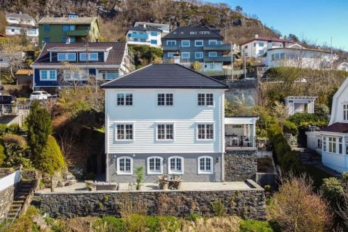 Dinbnb Homes I Luxury Villa with Hot Tub & Views - Accommodation - Bergen