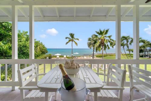 Renovated, Oceanfront 2bd Seven Mile Beach Condo with amazing views, George Town (Foto 8)