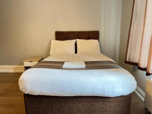 Assheton Arms Hotel - image 3