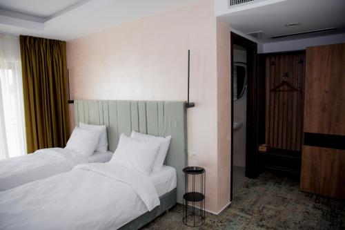 2 double beds