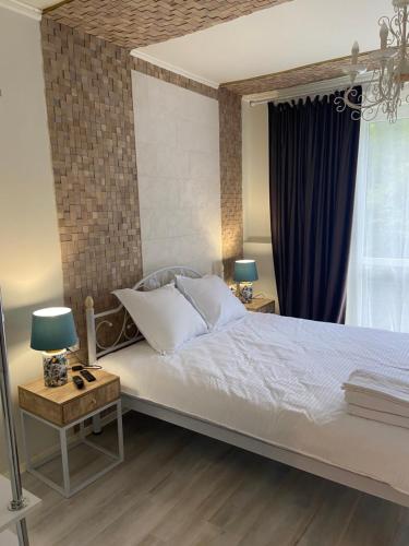1 king bed, 1 twin bed