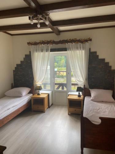 2 twin beds