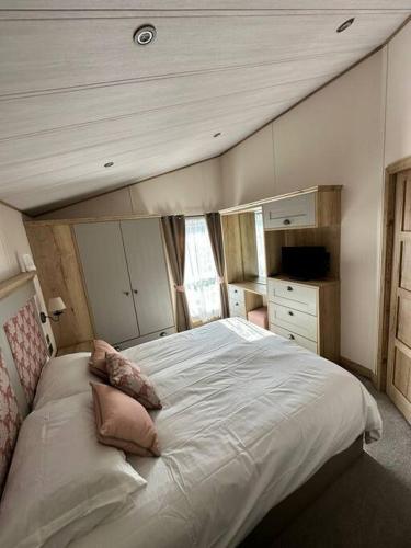 Luxury 6-8 Berth Lodge