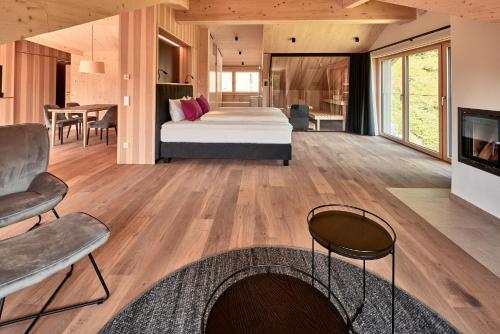 1 king bed, 1 sofa bed