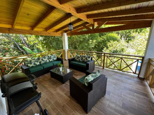 شرفة/ تراس, Villa unter Palmen in Jarabacoa