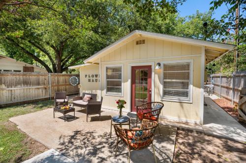 Flower Haus-Hot Tub 6 Blks to Main in Fredericksburg, USA