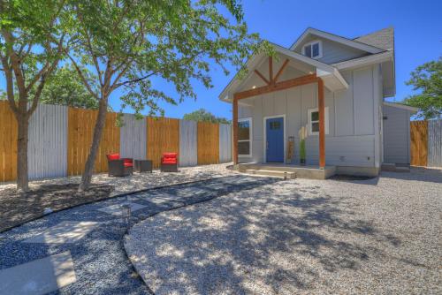 Blue Door Casita-Romantic & Cozy in Fredericksburg, USA