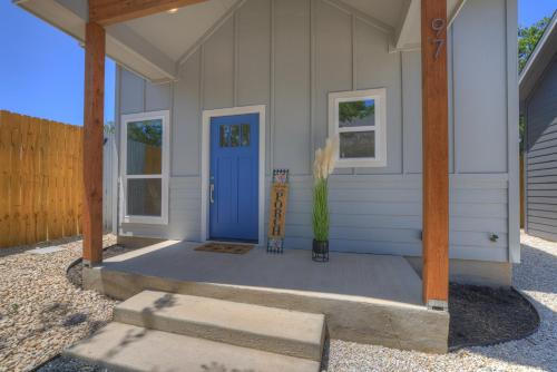 Blue Door Casita-Romantic & Cozy in Fredericksburg, USA