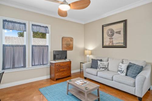 Aermotor Loft Downtown with Hot Tub in Fredericksburg, USA