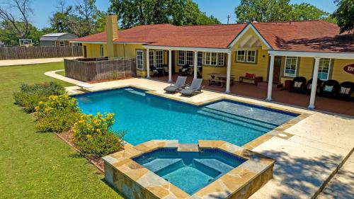 Sunshine Haus with Pool and Hot Tub in Fredericksburg, USA