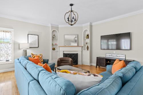 Sunshine Haus with Pool and Hot Tub in Fredericksburg, USA