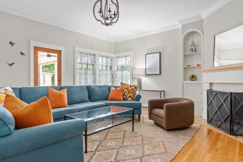 Sunshine Haus with Pool and Hot Tub in Fredericksburg, USA