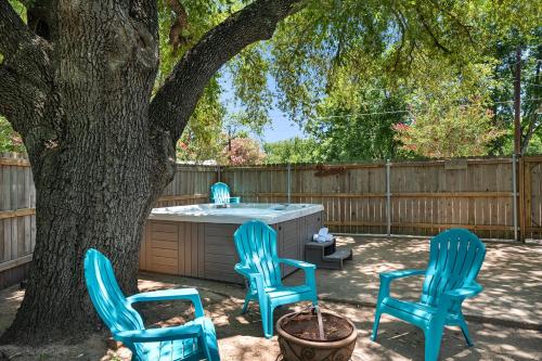 Heart Haus-Hot Tub-5 Bks to Main in Fredericksburg, USA