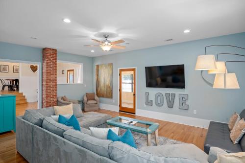Heart Haus-Hot Tub-5 Bks to Main in Fredericksburg, USA