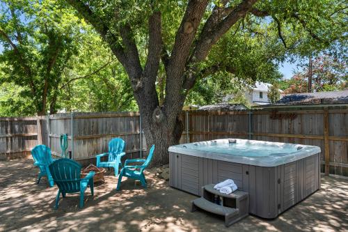 Heart Haus-Hot Tub-5 Bks to Main in Fredericksburg, USA