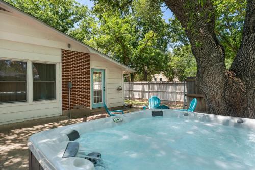 Heart Haus-Hot Tub-5 Bks to Main in Fredericksburg, USA
