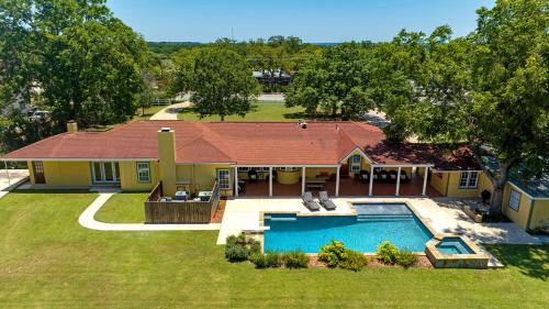 Sunshine Haus with Pool and Hot Tub in Fredericksburg, USA