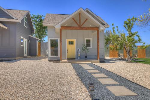Yellow Door Casita-10 Min to Main St! in Fredericksburg, USA