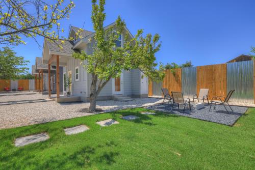 Yellow Door Casita-10 Min to Main St! in Fredericksburg, USA