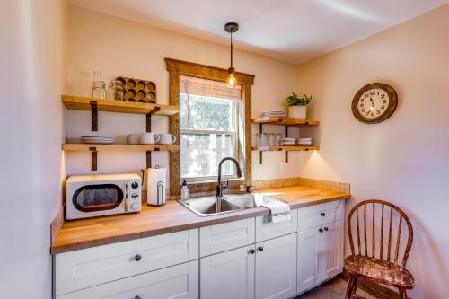 Private Home with Hot Tub and Rio Grande River Access! in Del Norte, USA