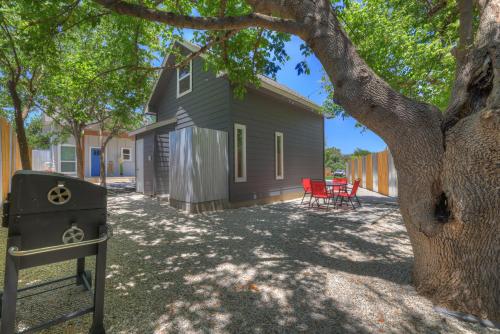 Red Door Movie Lounge Casita in Fredericksburg, USA