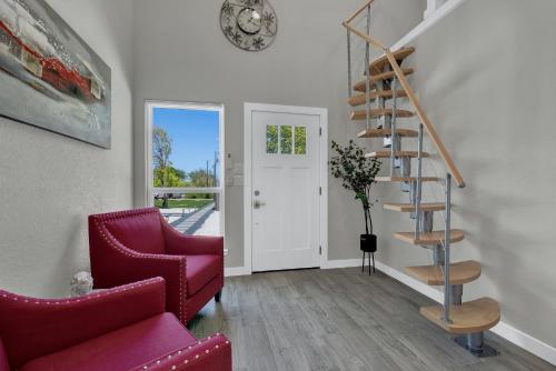 Red Door Movie Lounge Casita in Fredericksburg, USA