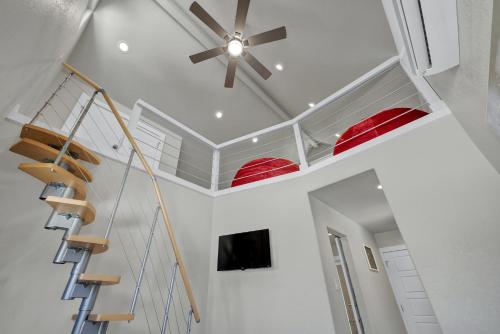Red Door Movie Lounge Casita in Fredericksburg, USA