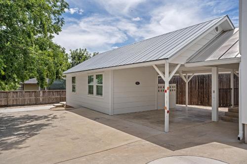 Bell Haus with Hot Tub in Fredericksburg, USA