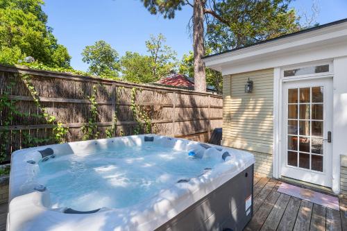 Gilded Carriage Haus with Hot Tub in Fredericksburg, USA