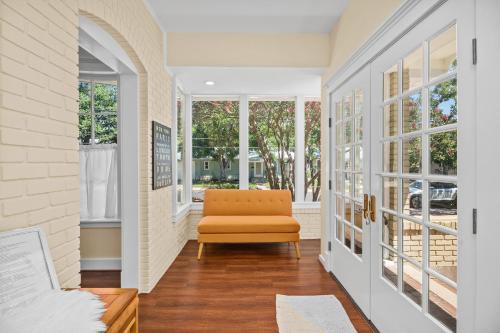 Gilded Carriage Haus with Hot Tub in Fredericksburg, USA